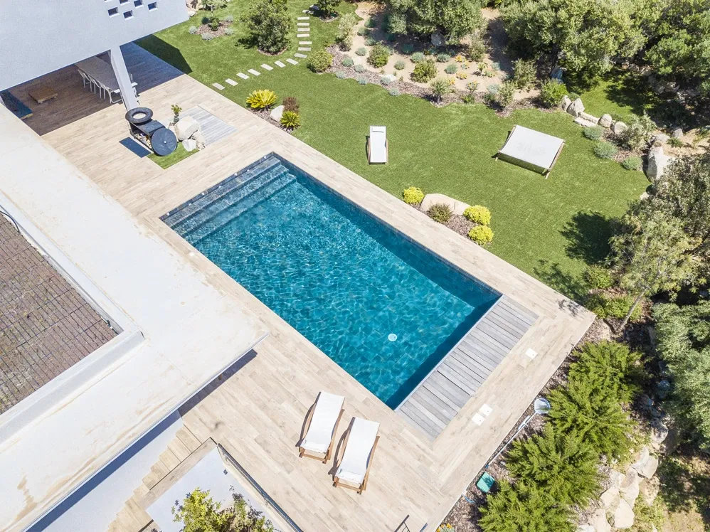 Vue aérienne de la piscine et du jardin de la villa