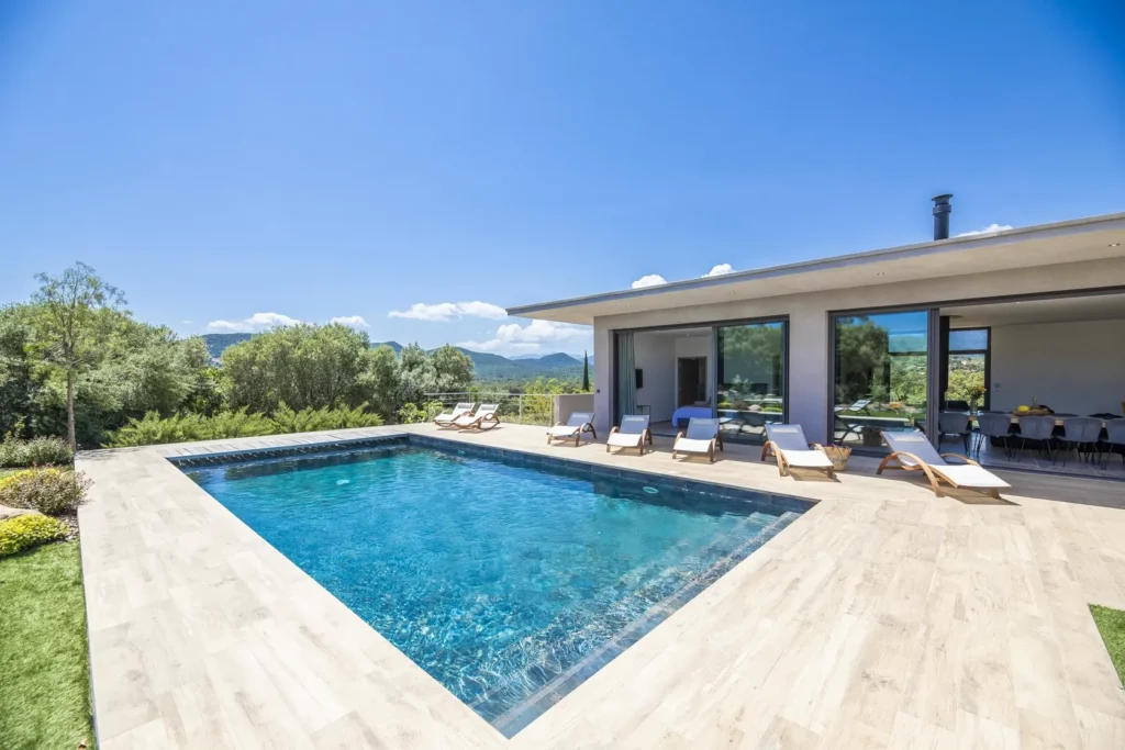Piscine et terrasse de la villa sous le soleil de Pinarello