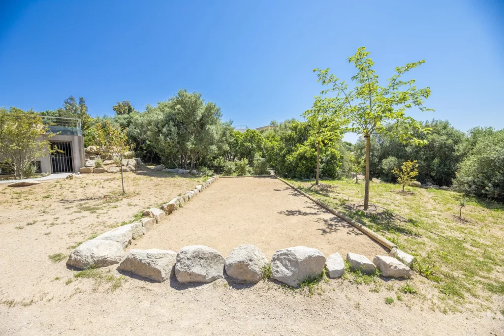 Terrain de pétanque dans le jardin de la villa à Pinarello