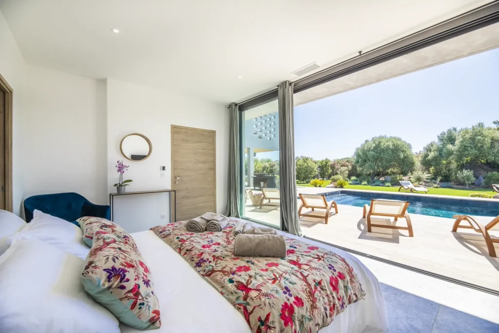 Chambre avec lit double ouverte sur la piscine