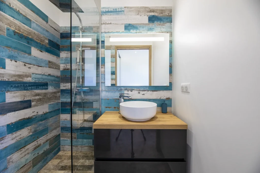 Salle d’eau avec vasque et faïence bleue