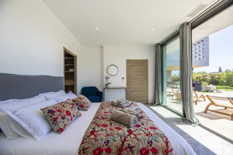 Chambre double avec baie vitrée sur la terrasse et la piscine