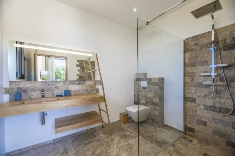 Salle de bain avec douche à l’italienne et vasque en bois