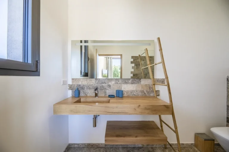 Salle d’eau avec plan vasque en bois