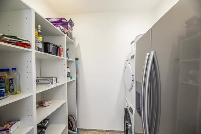 Buanderie avec lave-linge et sèche-linge