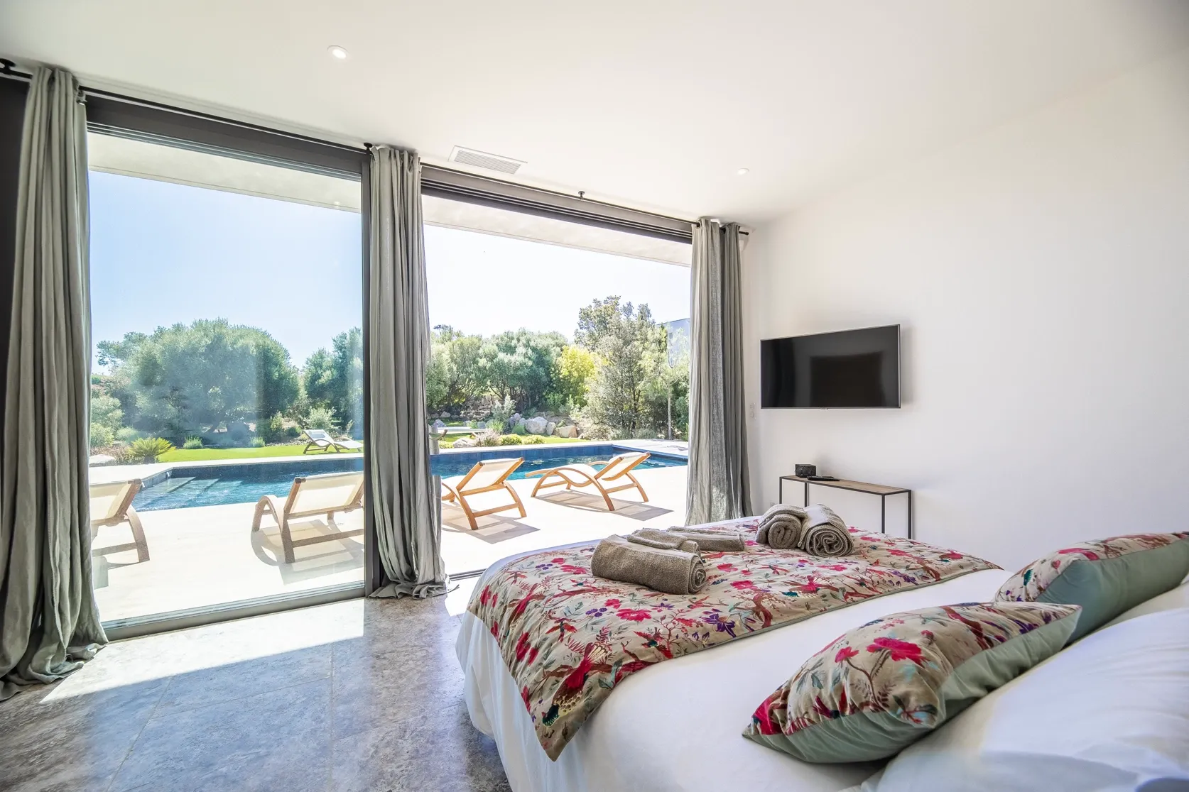 Chambre double avec baie vitrée sur la piscine et le jardin Chambre double avec baie vitrée sur la piscine et le jardin