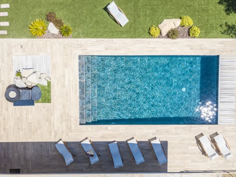 Vue du ciel de la piscine et des transats