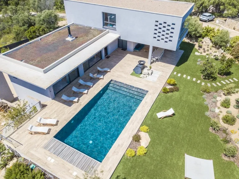 Vue aérienne de la villa, de la piscine et du jardin