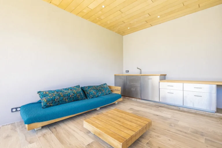 Cuisine d’été et banquette sous la terrasse couverte
