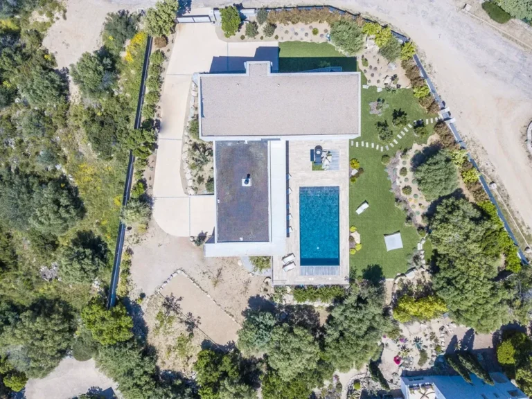 Vue aérienne de la villa dans le maquis corse
