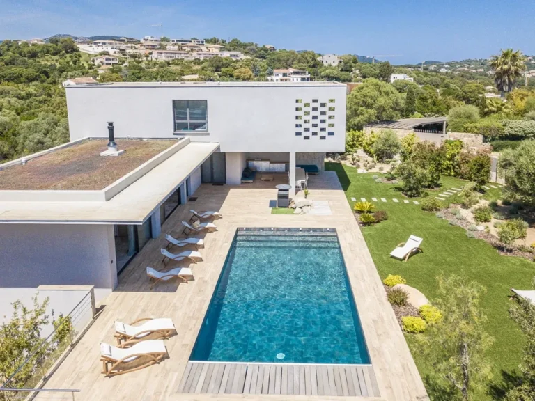 Vue aérienne de la piscine et de la façade de la villa