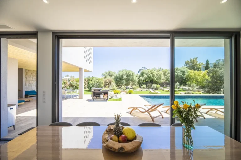 Vue sur la piscine depuis la salle à manger
