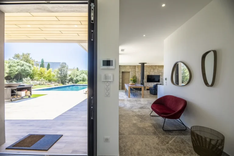 Entrée de la villa ouverte sur la terrasse et la piscine