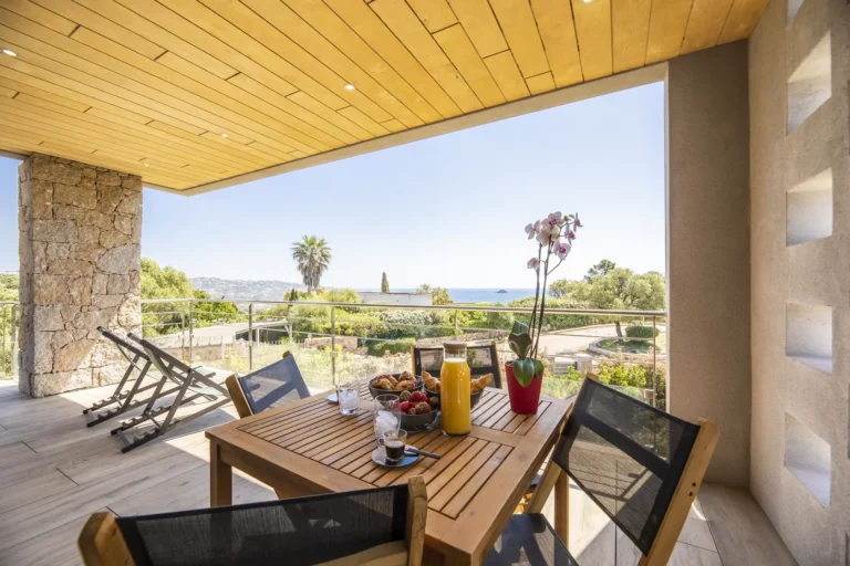 Petit-déjeuner sur la terrasse de l’étage, vue sur la mer