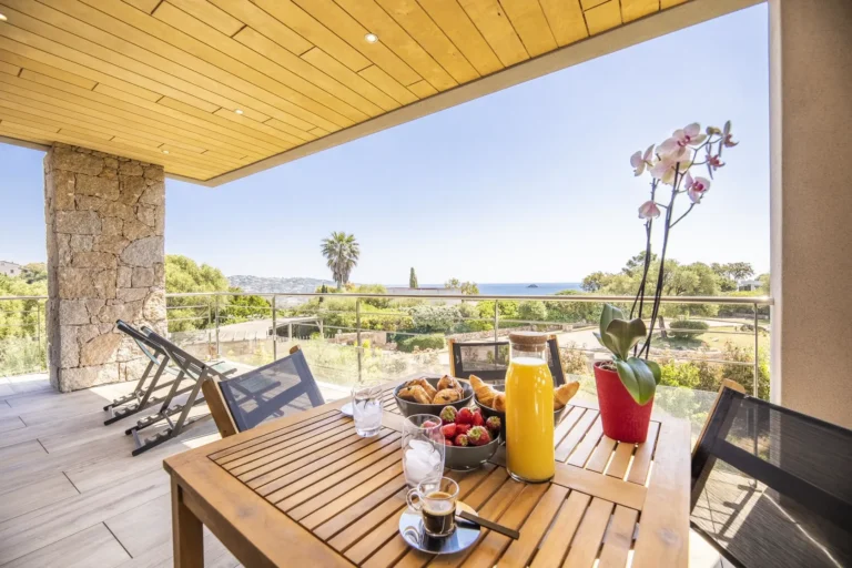 Table du petit-déjeuner sur la terrasse avec vue sur la mer