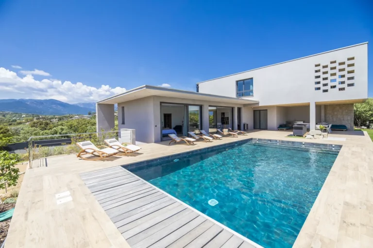 Piscine de 50 m² et façade de la villa