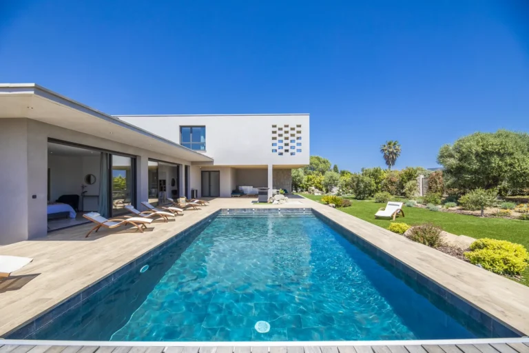 Piscine chauffée et terrasse de la villa