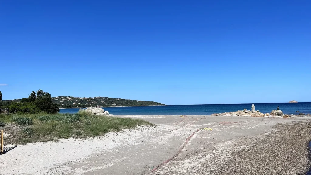 Le bord de mer, près de la villa Bord de mer près de la villa Le Petit Pinarello, eau calme et ciel bleu