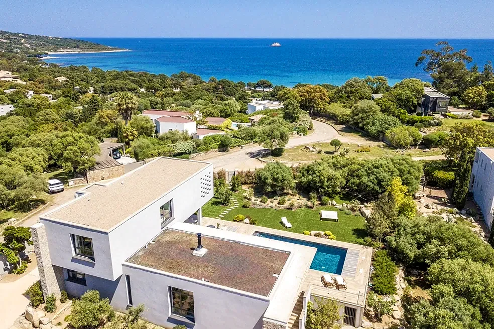La villa vue du ciel avec la côte et la mer à l'arrière-plan