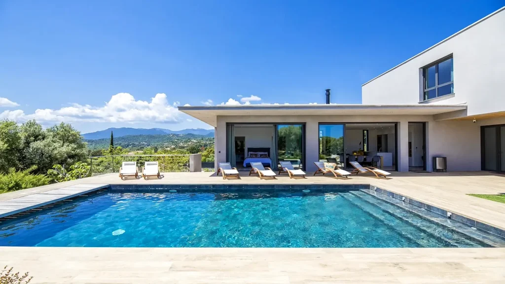 La piscine, côté montagnes Piscine de la villa face aux montagnes de Corse-du-Sud