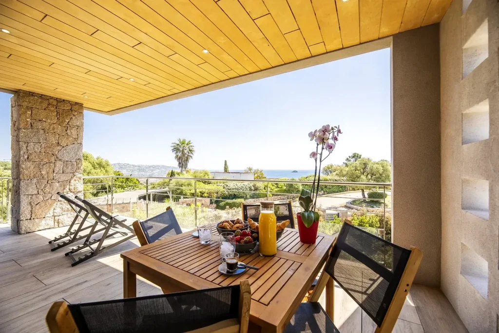 Petit-déjeuner sur la terrasse de l'étage avec la mer à l'horizon