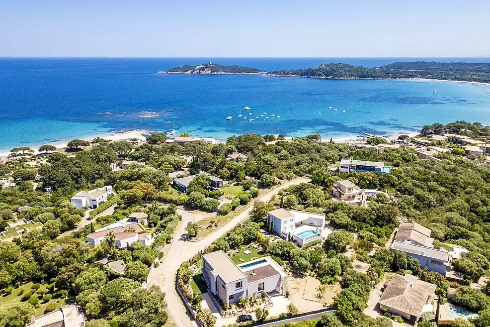 Vue aérienne du littoral et de la baie depuis le Petit Pinarello