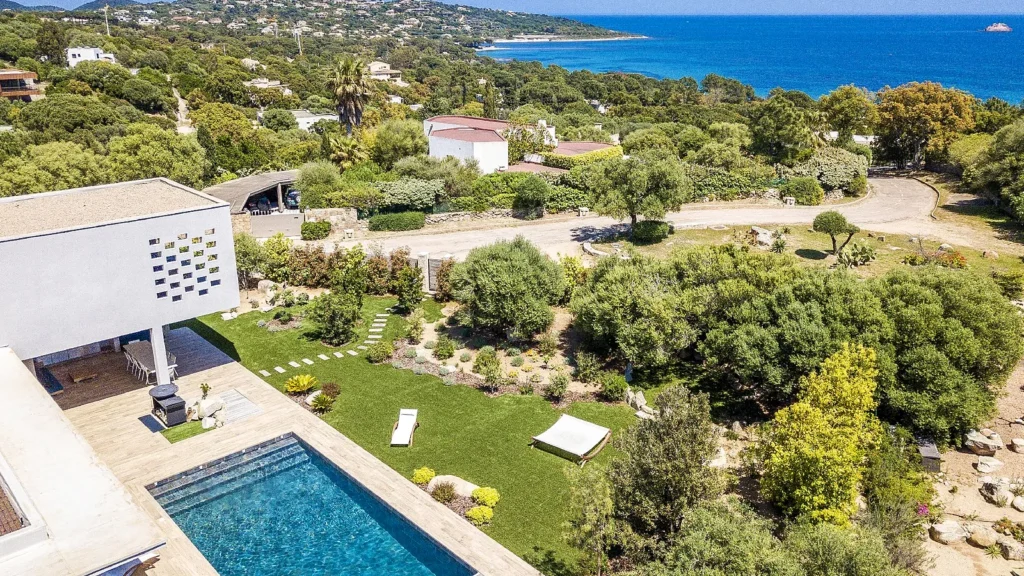 Vue aérienne de la villa, de son jardin et de la mer toute proche