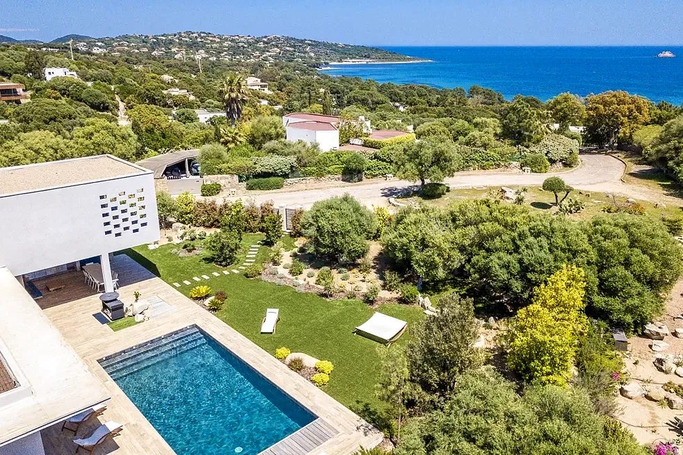 Vue du ciel de la villa dans le maquis, la mer à l'horizon