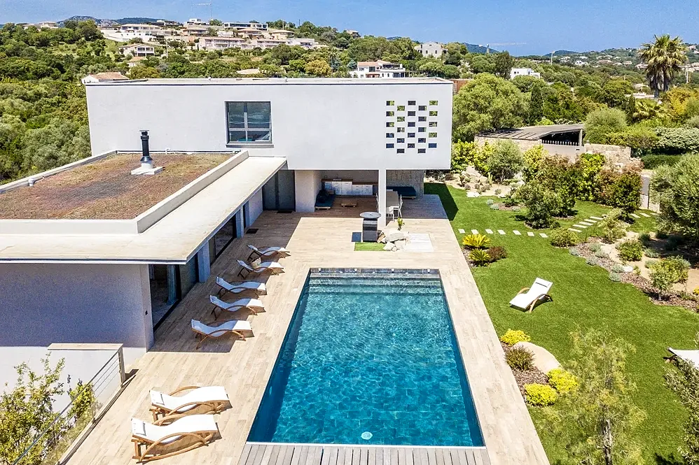 Vue du ciel de la piscine et de la villa, la côte en arrière-plan